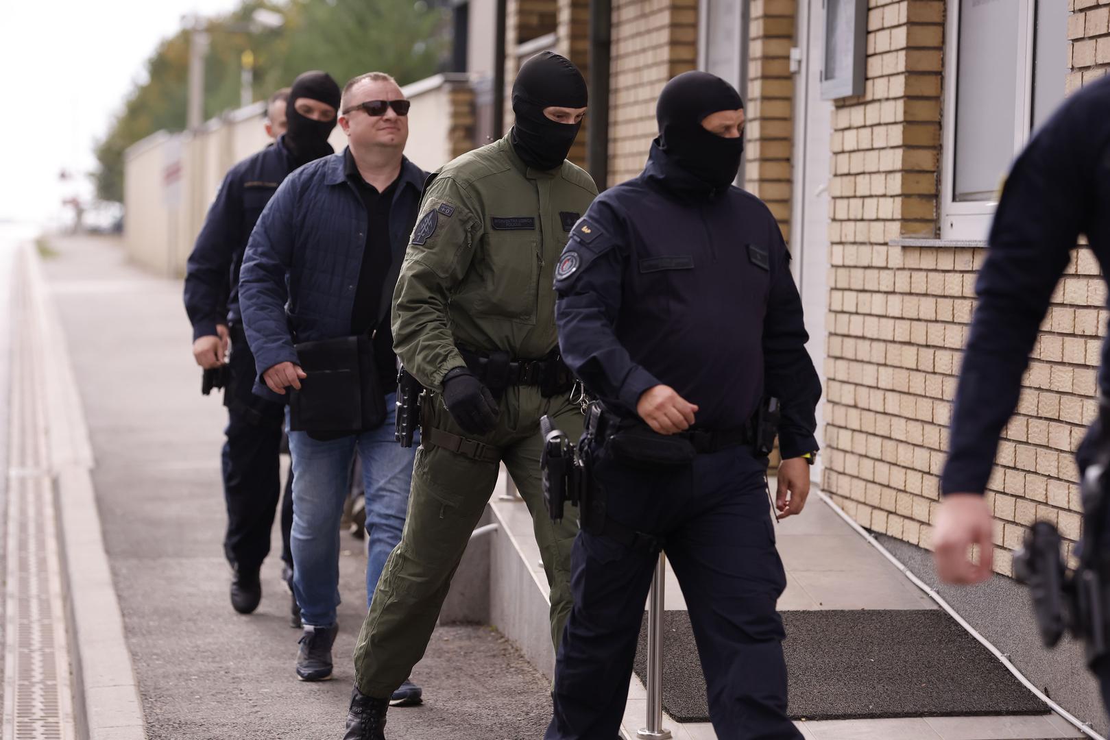 Pretragama su navodno obuhvaćeni više puta uhićivani Dragan Baković Bambur, njegovi suradnici Stipe Barišić Moljac i poduzetnik Damir Ivić, osumnjičeni, među ostalim, i za pranje novca.