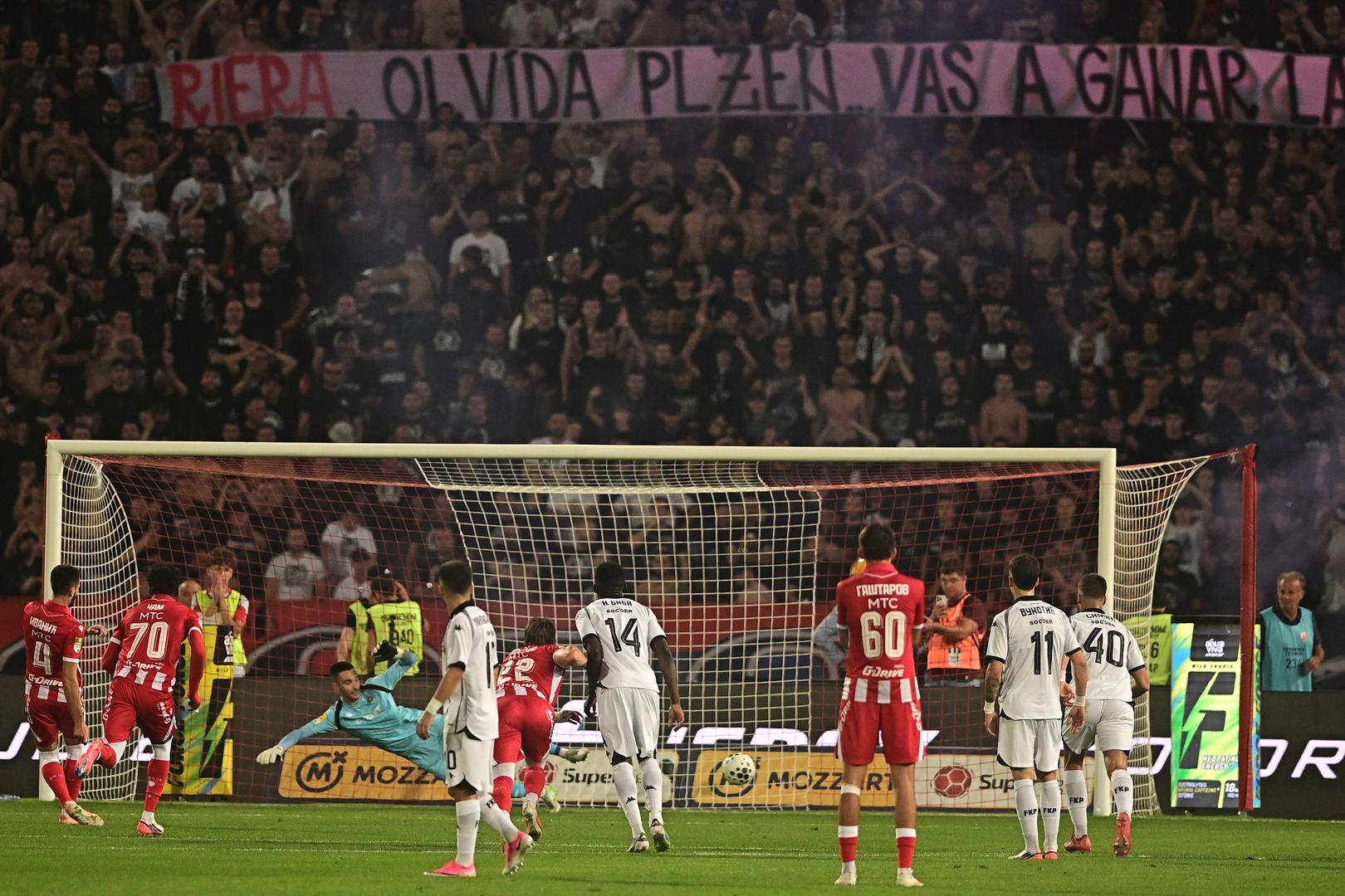Sve se dogodilo na utakmici koja je u tijeku.Crvena zvezda i Partizan igraju 180. vječiti derbi na stadionu Rajko Mitić u Beogradu.