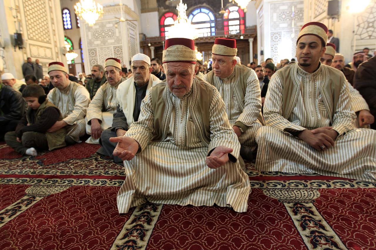 Syrians attend Friday prayers at Al Amawi mosque in Damascus January 20, 2012. REUTERS/Ahmed Jadallah (SYRIA - Tags: RELIGION SOCIETY) - RTR2WK60