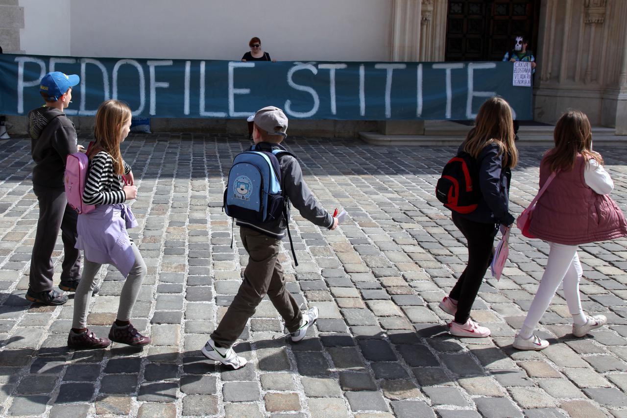 Zagreb: Prosvjed Gra?anske akcije protiv pedofilije ispred Banskih dvora