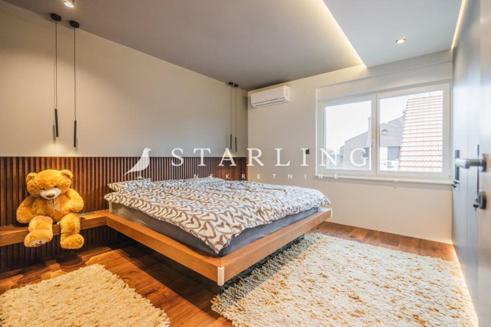 Na fotografijama u oglasu u spavaćoj sobi vidi se i veliki plišani medo