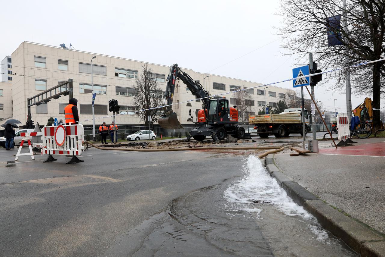 Zagreb: Puknuće cijevi na križanju Vukovarske i Ivana Lučića
