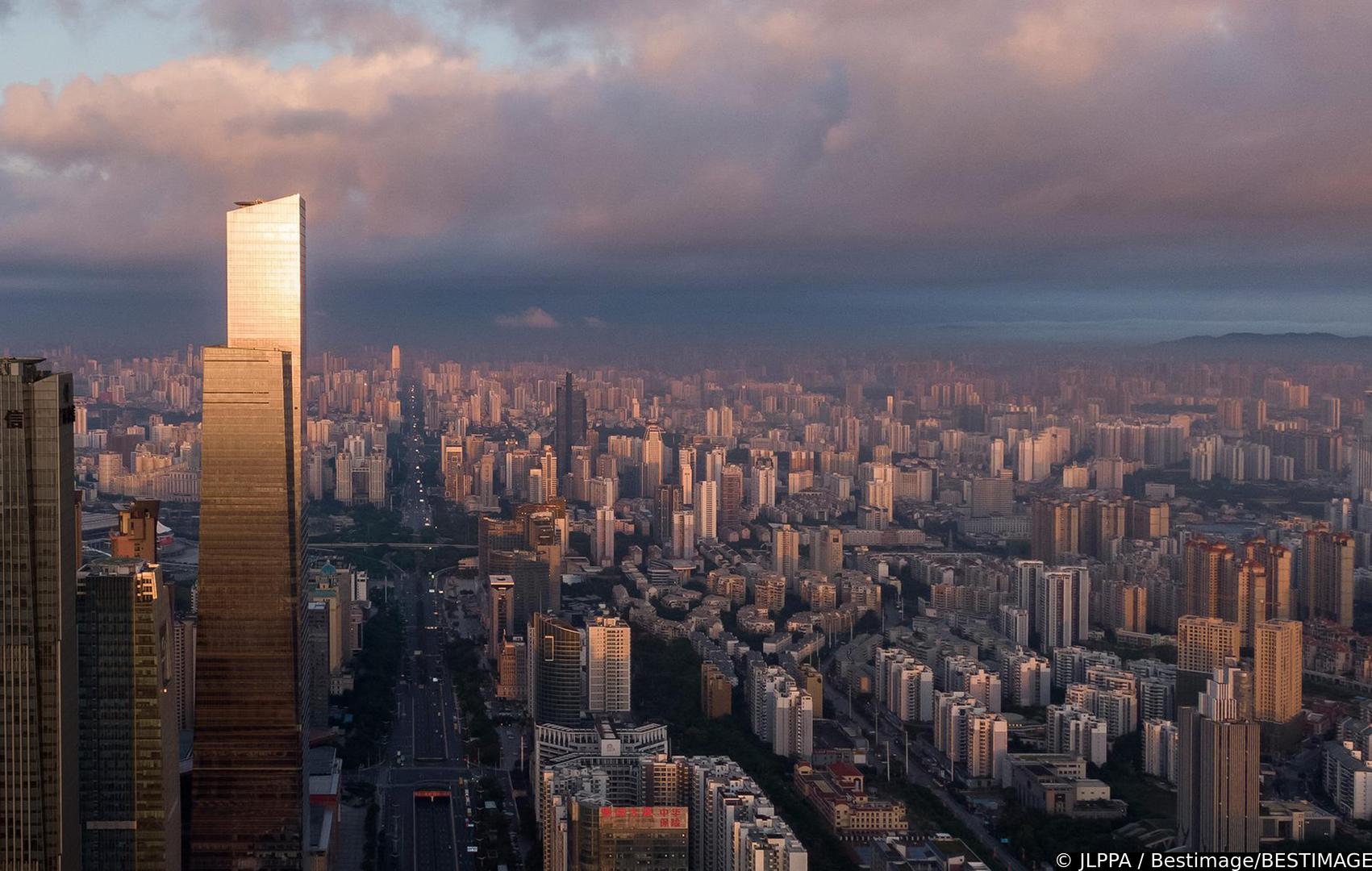 Upozorenja američke vlade za putovanja navode da putnici koji odlaze u kontinentalnu Kinu trebaju očekivati ograničenu digitalnu privatnost. Američko Ministarstvo vanjskih poslova ističe da kineske vlasti imaju široku diskreciju u provođenju lokalnih zakona te mogu pregledavati ili pristupati podacima pohranjenima na telefonima i računalima. Dužnosnici upozoravaju da se dokumenti, poruke i drugi digitalni sadržaji mogu pregledavati, osobito u slučajevima koji uključuju pitanja nacionalne sigurnosti.