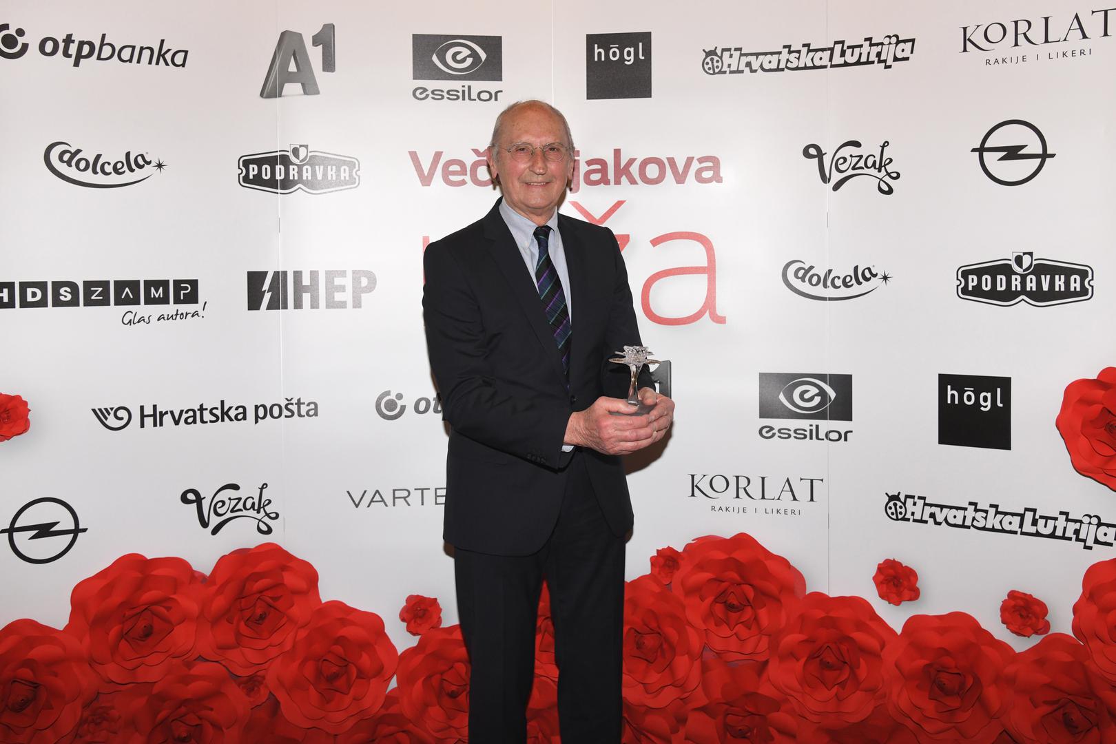 Ne provodi dane uz televiziju i sapunice, već redovito prati Dnevnik i povremene sportske prijenose, dok poslovne angažmane bira vrlo pažljivo. 