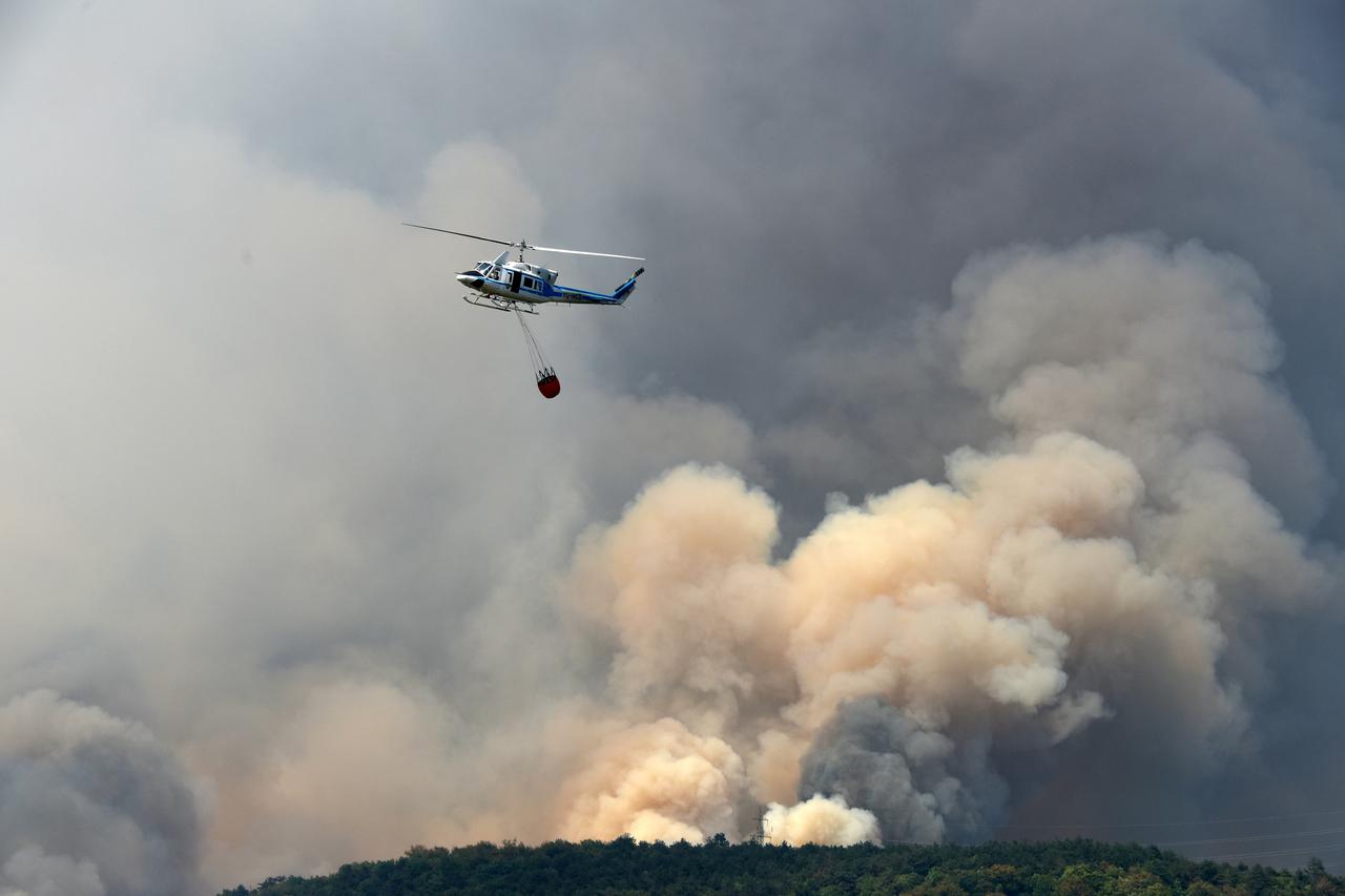 Na slovenskom Krasu danima traje borba s jednim od najvećih požara u Sloveniji