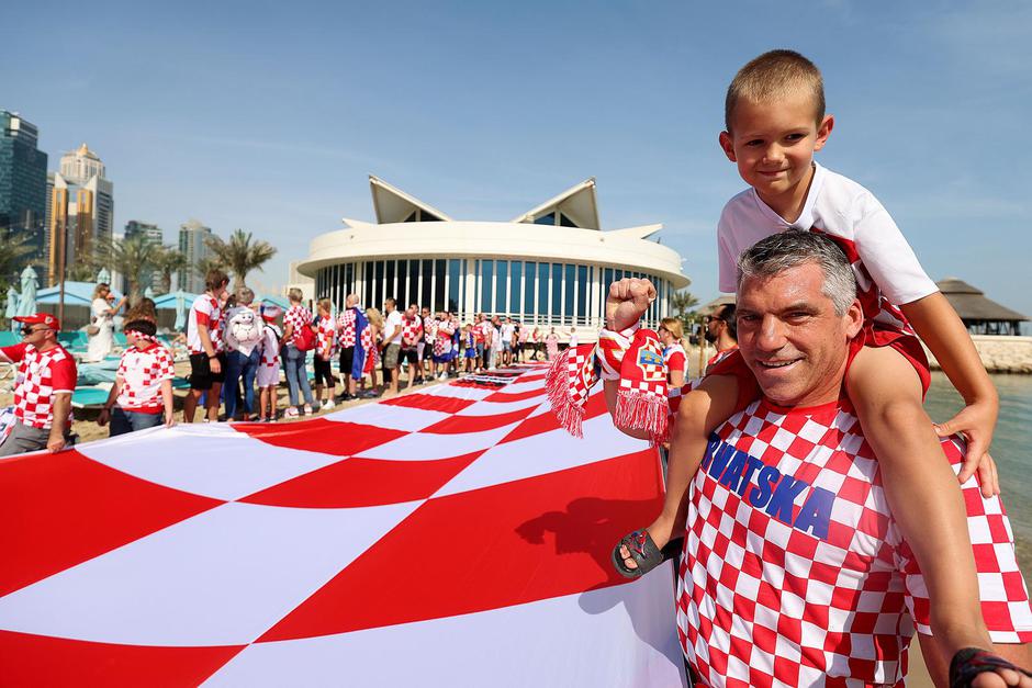KATAR 2022 Doha: Navija?i zastavom dugom 200 metara došli dati podršku hrvatskim reprezentativcima
