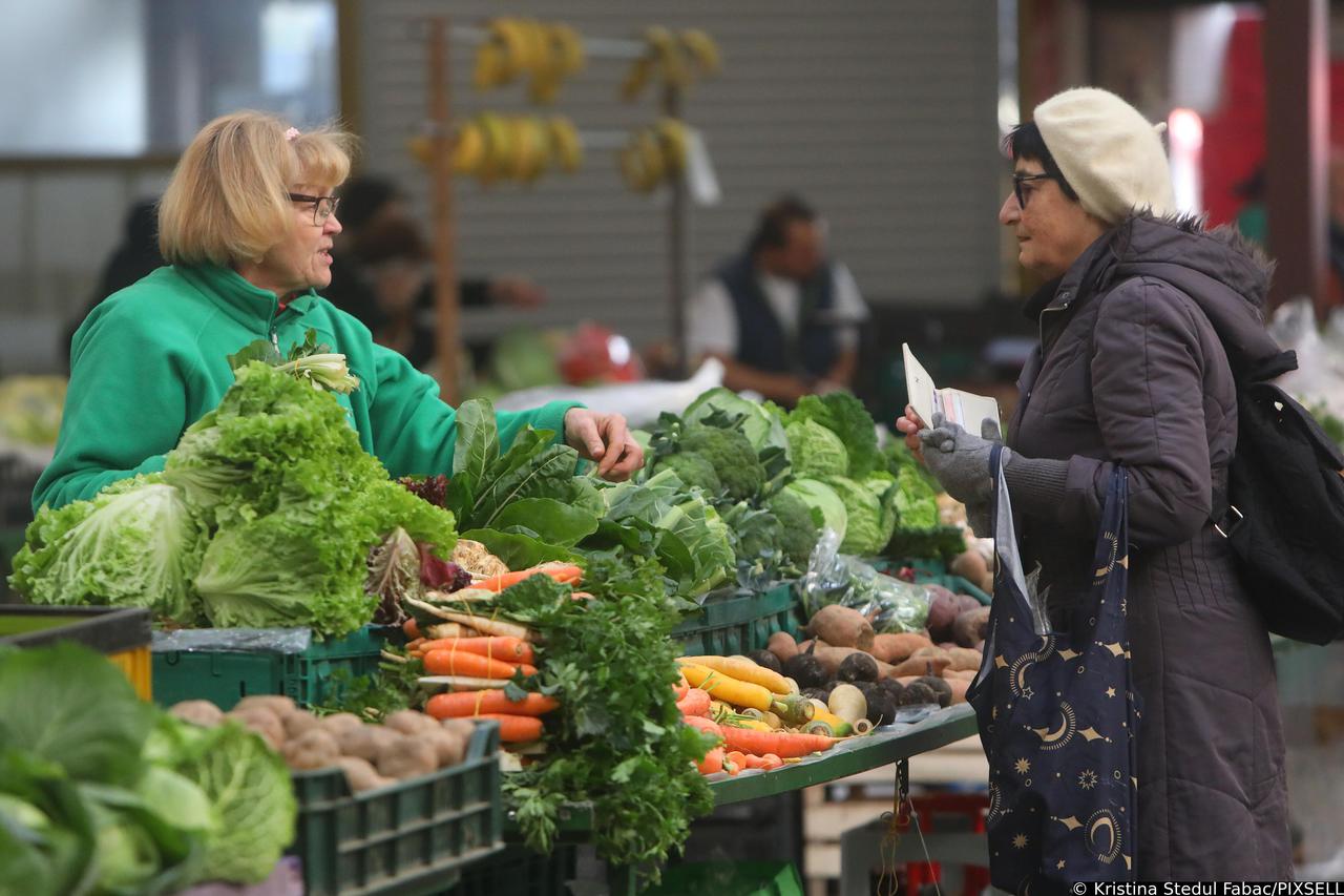 Karlovac: Kupovina uoči Božića na karlovačkoj Tržnici