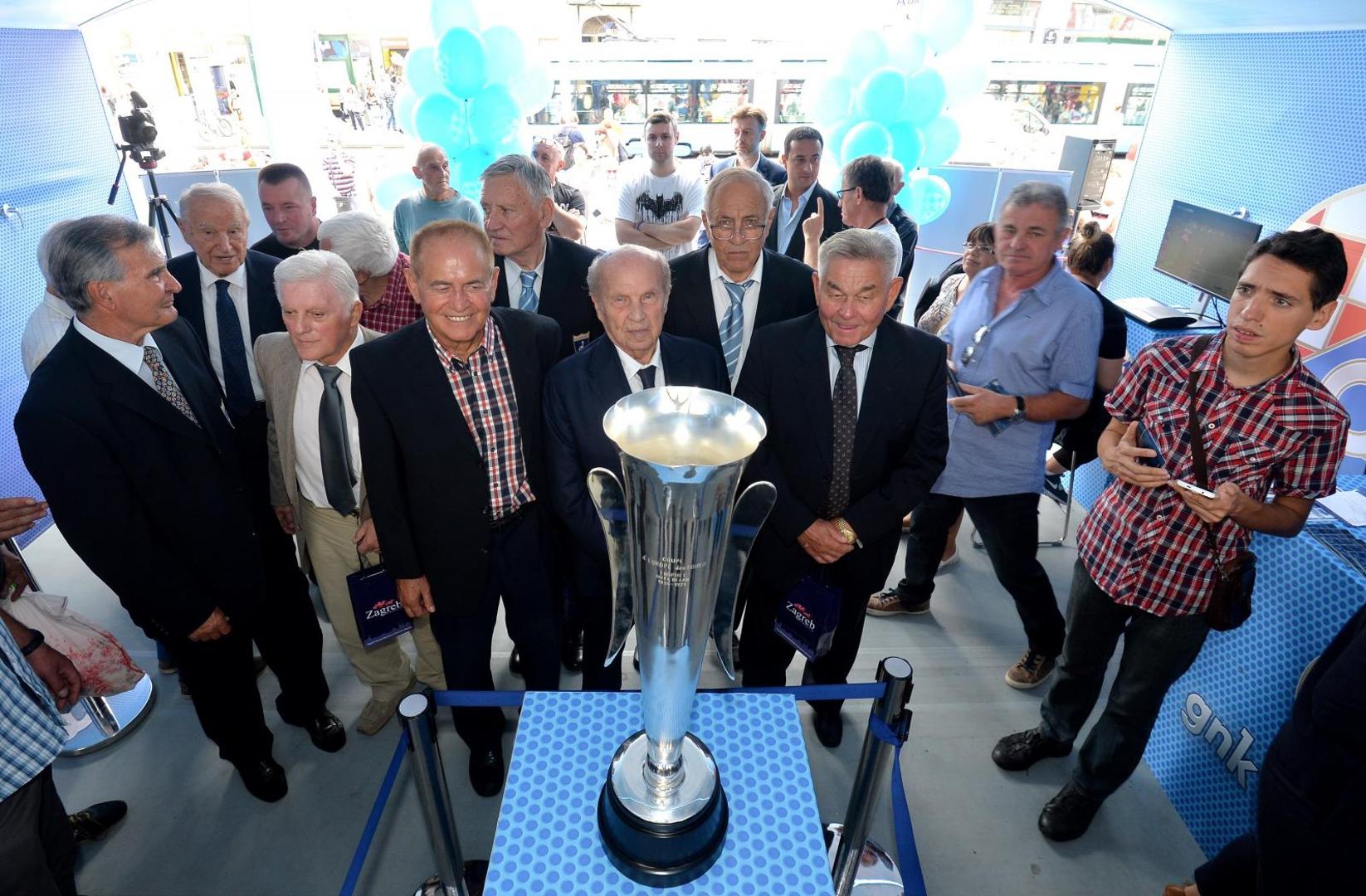 06.09.2017., Zagreb - Trophy Tour na Trgu bana Josipa Jelacica, legende Dinama iz 1967. koji su prije 50 godina osvojili Kup velesajamskih gradova. Mirko Barisic, Slaven Zambata, Krasnodar Rora.
Photo: Marko Lukunic/PIXSELL