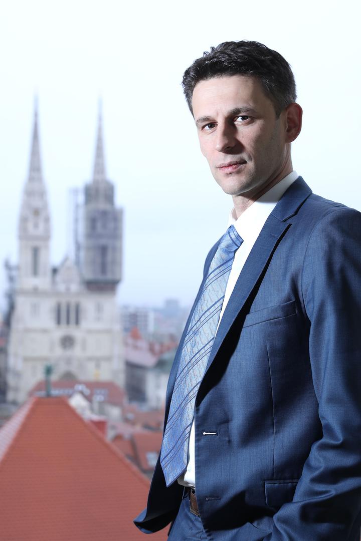 Most je stranka koja je praktički već ušla u izbornu kampanju za EU izbore. Računaju na osvajanje jednog mandata, što im neće biti baš lagan zadatak, ali nije ni potpuno nemoguć. Izbori za EU parlament zbog toga bi za njih mogli biti biti ili ne biti.