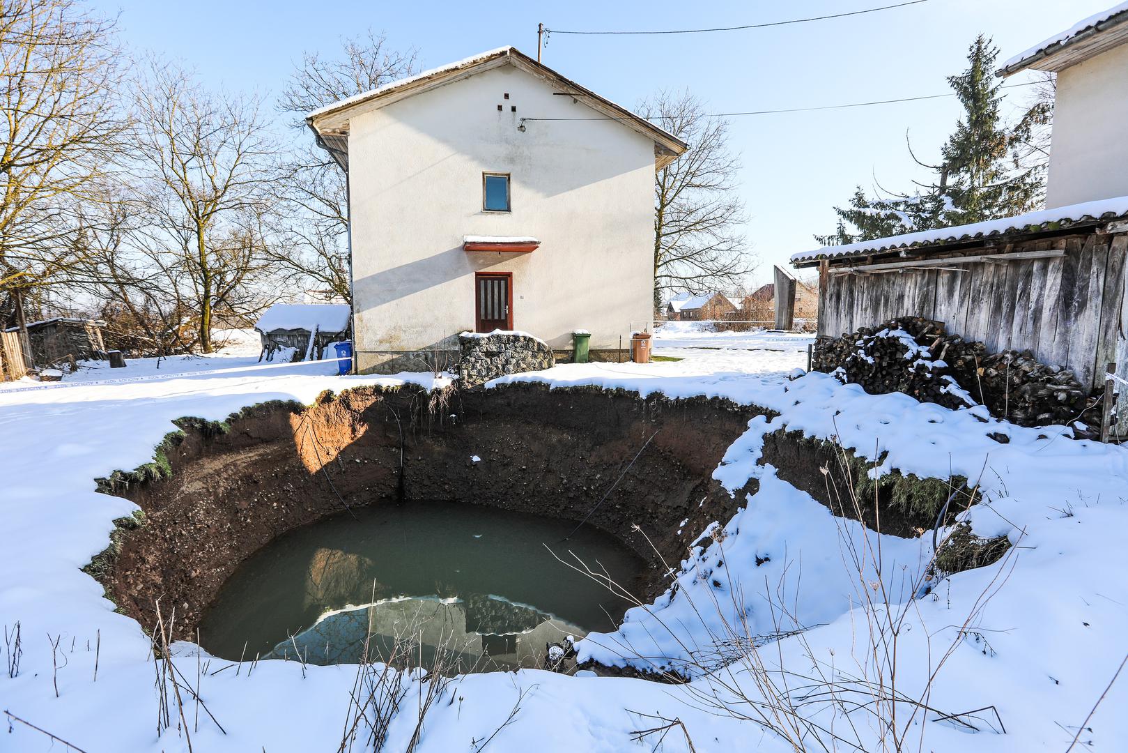 02.02.2021., Petrinja - Na podrucju sela Mecencani u potresom tesko pogodjenoj Sisacko-moslavackoj zupaniji pojavile su se rupe koje predstavljaju opasnost za tamosnje stanovnistvo. U zadnjih dvadeset i cetri sata pojavile su nove pukotine i rupe tako da ih je do sada preko sedamdeset. Najveca rupa  u promjeru ima preko 25 metara, koja zabrinjava i Iliju Blatincica mjestanina Mecencana cija je kuca u neposrednoj blizini. Photo: Robert Anic/PIXSELL