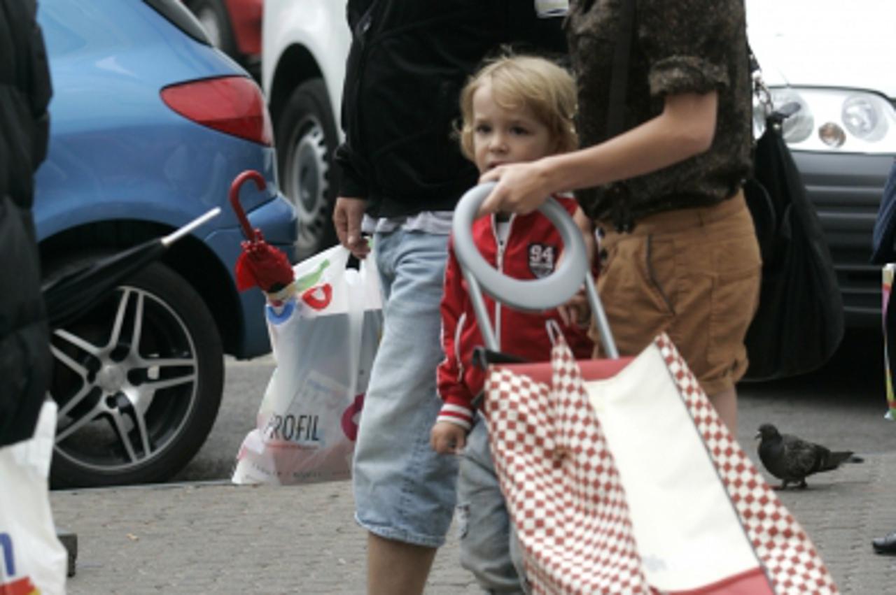 '22.07.2011., Zagreb - Mile Kekin sa suprugom Ivanom i sinom Vitom prosetao je gradom. PRI KORISTENJU FOTOGRAFIJE ZASTITITI IDENTITET DJETETA! (PREKRITI OCI) Photo: Martina Popovcic/PIXSELL'