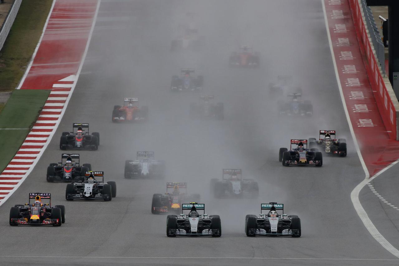 Mercedes Formula One driver Lewis Hamilton of Britain (R) and teammate Nico Rosberg of Germany lead the pack during the start of the U.S. F1 Grand Prix at the Circuit of The Americas in Austin, Texas October 25, 2015.      REUTERS/Adrees Latif   Picture S