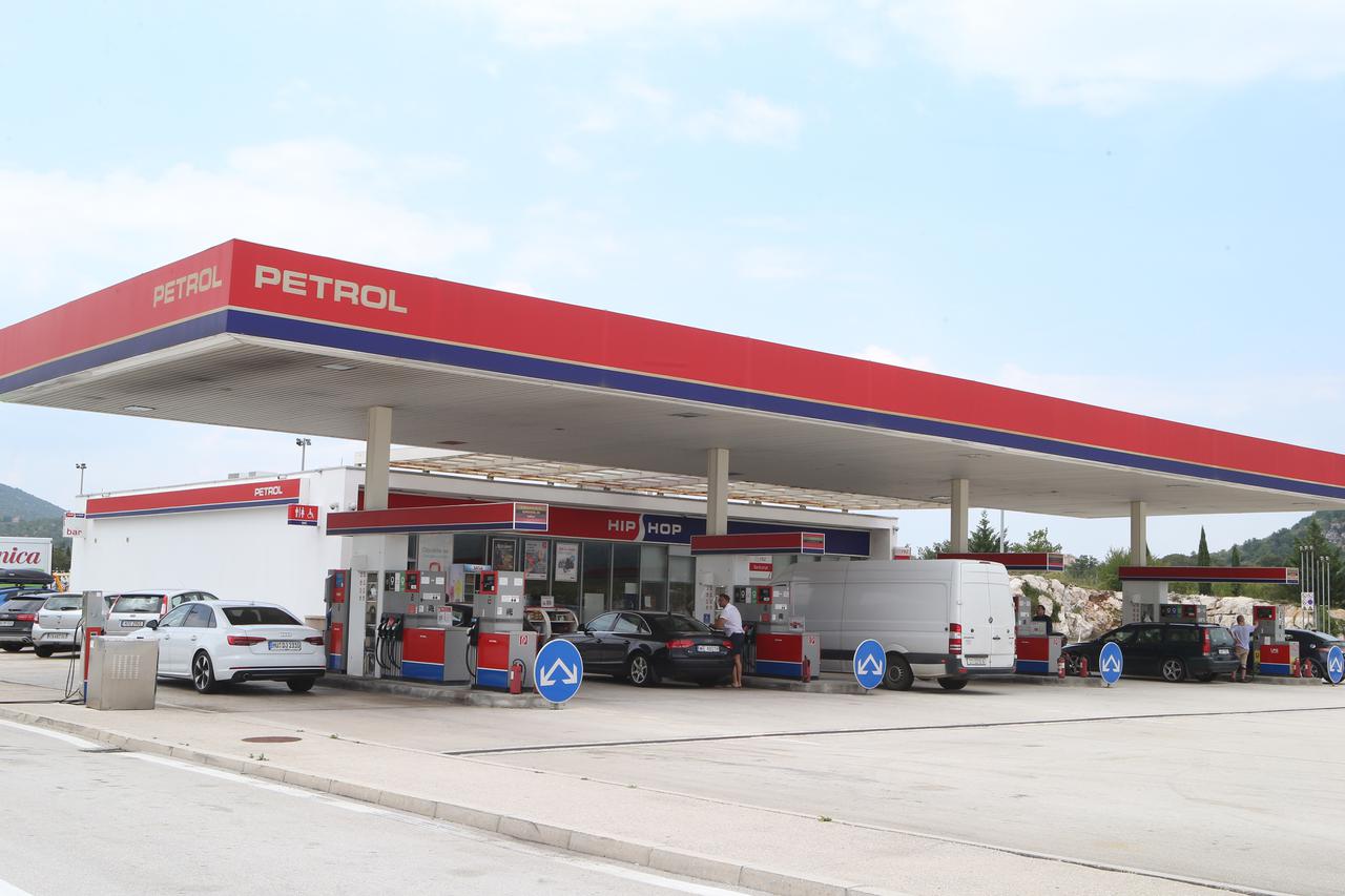 Blato na Cetini: Tijekom noći opljačkana Petrolova benzinska postaja na odmorištu Mosor