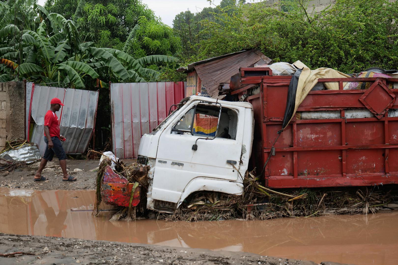 Uragan Melissa više ne predstavlja prijetnju karipskim državama, ali razorna oluja odnijela je najmanje 50 života i prouzročila štetu vrijednu desetke milijardi dolara. Kako se oluja dalje kreće preko sjevernog Atlantika, prvi zrakoplovi s humanitarnom pomoći sletjeli su na teško pogođenu Jamajku, gdje vlasti kažu da ljudima hitno treba pomoć nakon devastacije velikih dijelova otoka.