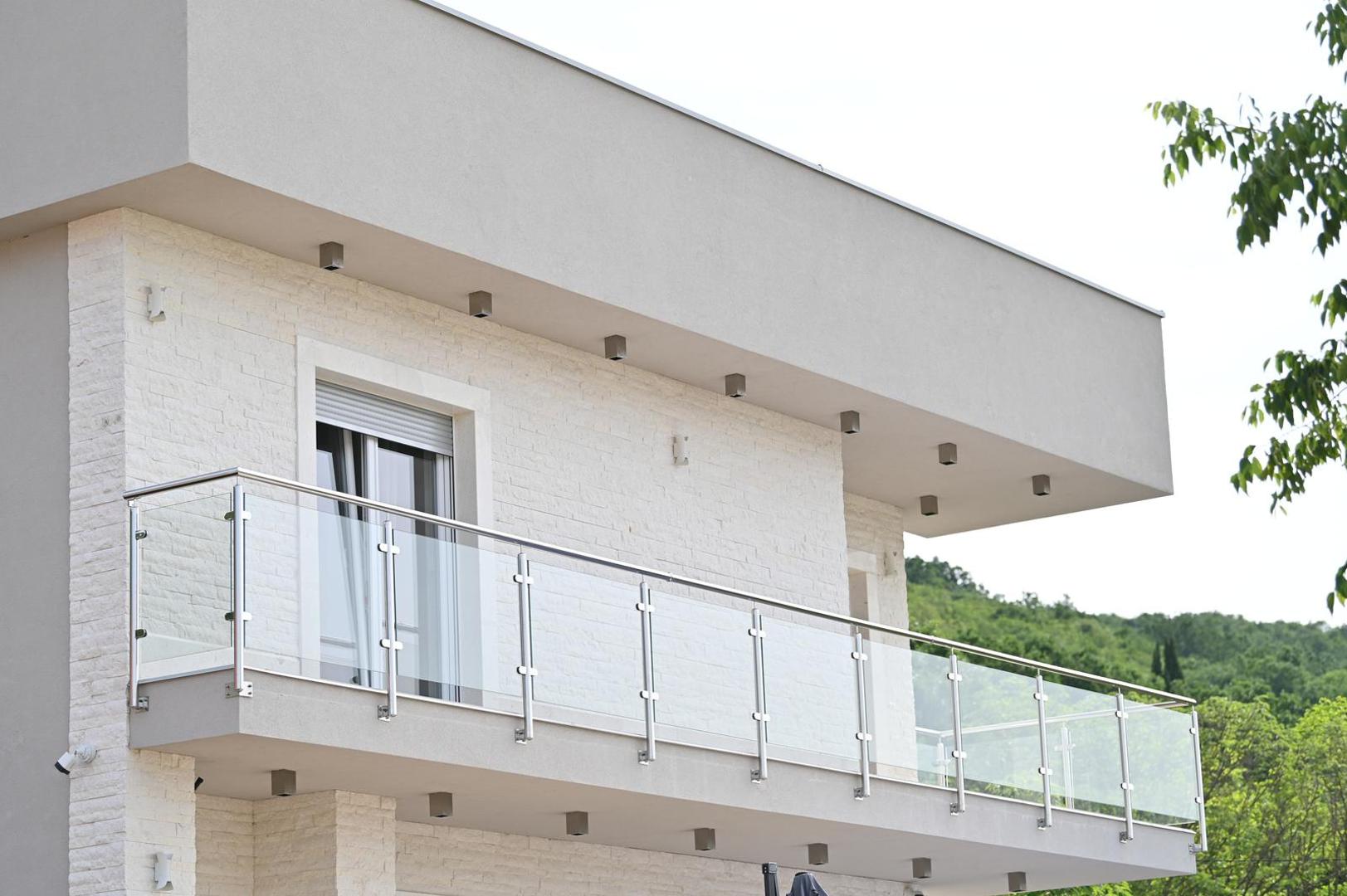 Vilu zvanu Neda možete unajmiti preko stranice Booking, na kojoj se navodi kako je u njoj zabranjeno pušenje i kućni ljubimci te kako nije prikladna za grupe mladih niti zabave.