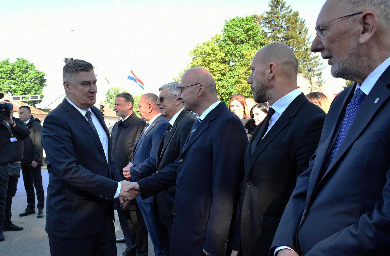 Pri srdačnom rukovanju 'pao' je i poneki osmijeh