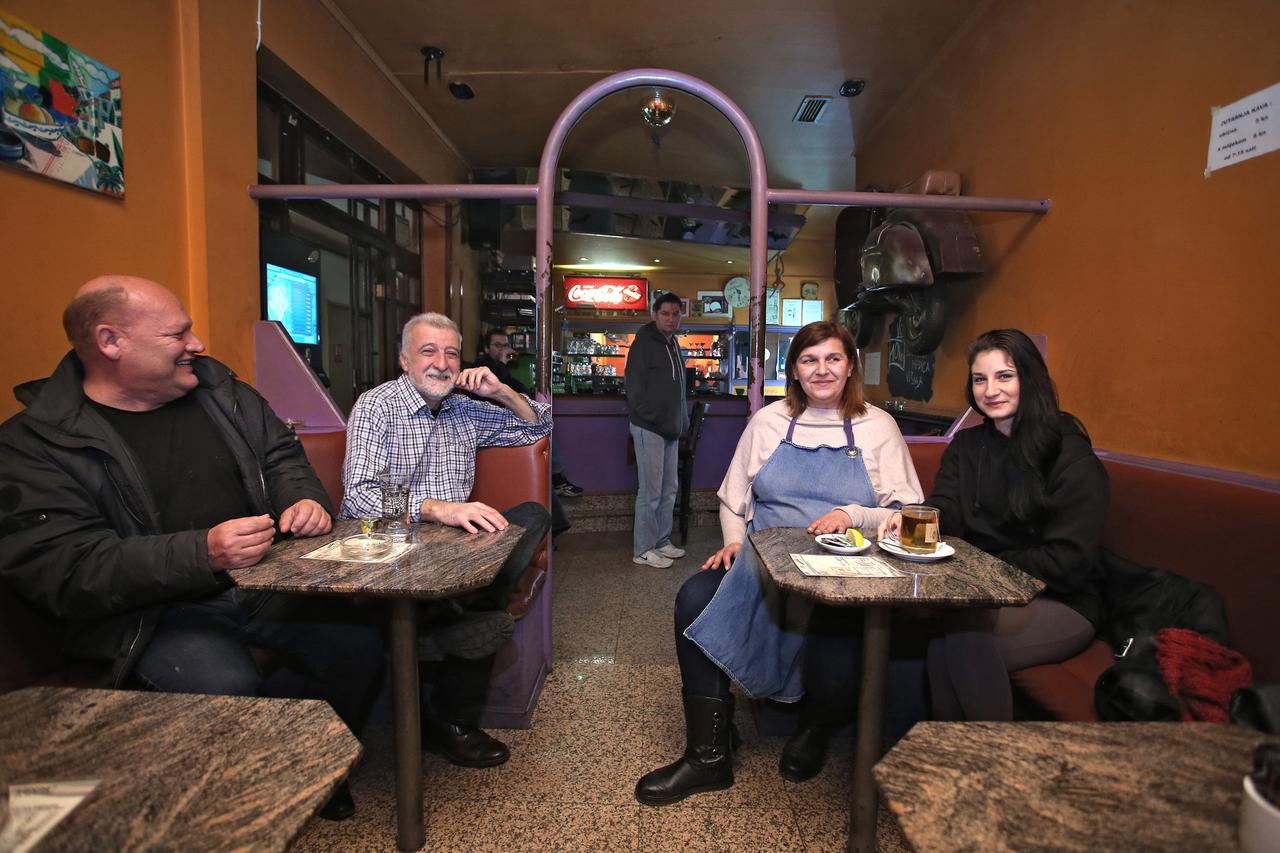 20.01.2015., Zagreb - Caffe bar Vespa smjesten je u dvoristu U Ilici 8. Vlasnik Vespe u drustvu konobarice Ines i vjernih gostiju. Photo: Sanjin Strukic/PIXSELL