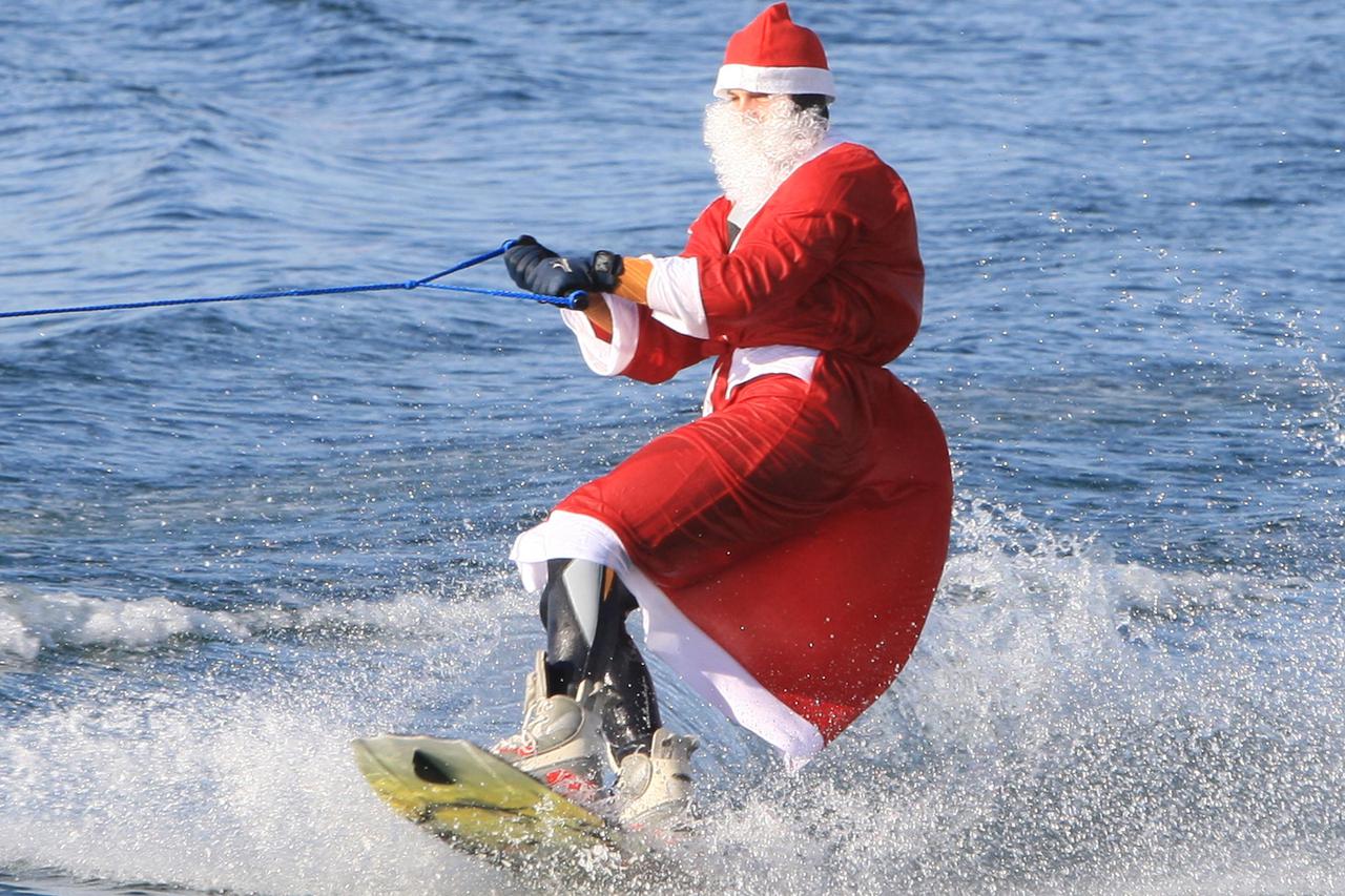 Djed Mraz surfa