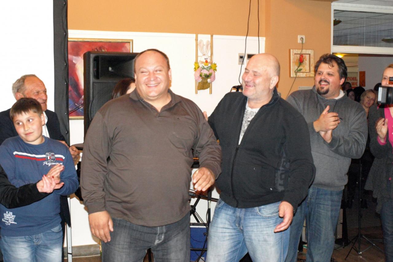 \'Podravina-bilogora, 9.4.2012. Grubisno Polje, D. Kralj i D. Acimovic ozarenih lica nakon promocije u Grubisnom Polju Snimio: MIchel Palijan / VLM\'