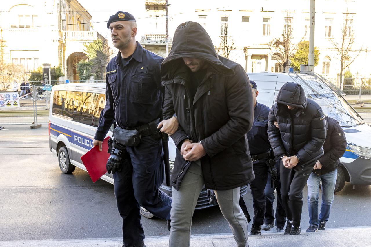 Na Županijski sud u Osijeku privedena petorica muškaraca osumnjičenih za krijumčarenje ljudi