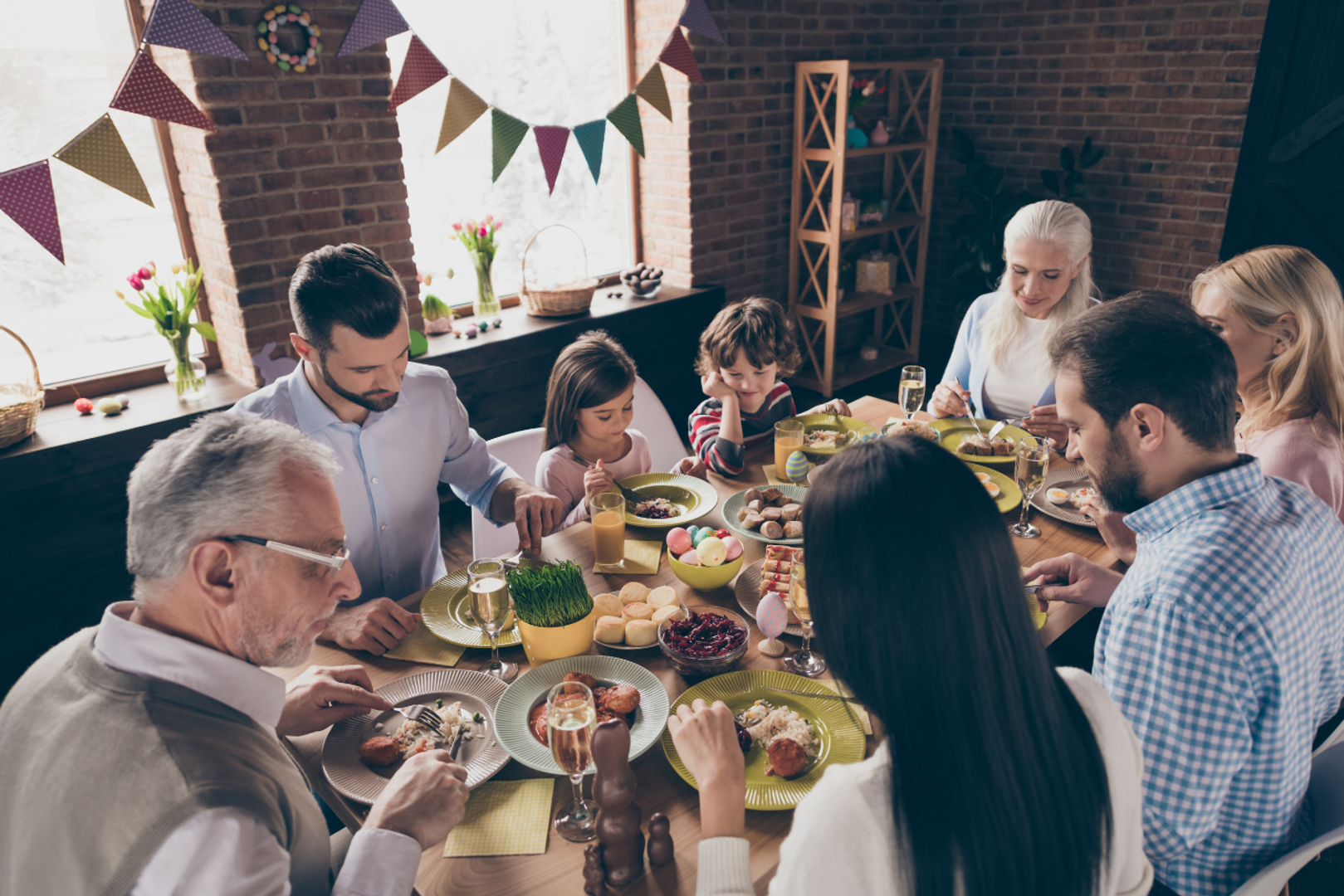 Bik: Bikovi su zemljani znakovi koji uživaju u stabilnosti i životnim zadovoljstvima, a blagdani su prilika da to spoje. Za Bika je obiteljsko okupljanje nezamislivo bez raskošne trpeze, jer svoju ljubav pokazuje na opipljiv način – kroz obilje najfinije hrane i pića. Tradicija im je iznimno važna jer pruža osjećaj sigurnosti. Njihov dom je besprijekorno uređen, a oni teže mirnom okruženju bez drame, pružajući svima osjećaj pouzdanosti i opuštenosti.