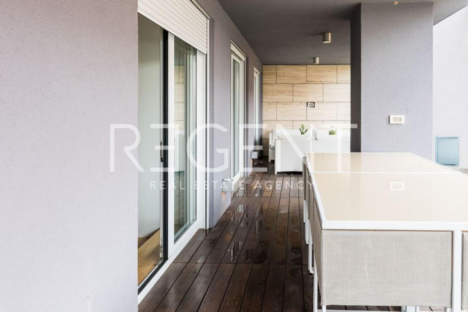 Stan je opremljen kvalitetnim materijalima, uključujući travertin u hodniku, kupaonicama, kuhinji i stepeništu, podno grijanje, stropnu klimatizaciju i alarm. Lokacija je vrlo pogodna za život, u blizini trgovina, kafića, učilišta Algebra, fitness centra Play i svih važnih sadržaja.