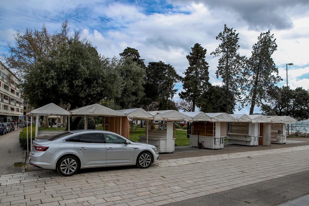 Zadar: Štandovi na šetnici pripremaju se za turističku sezonu