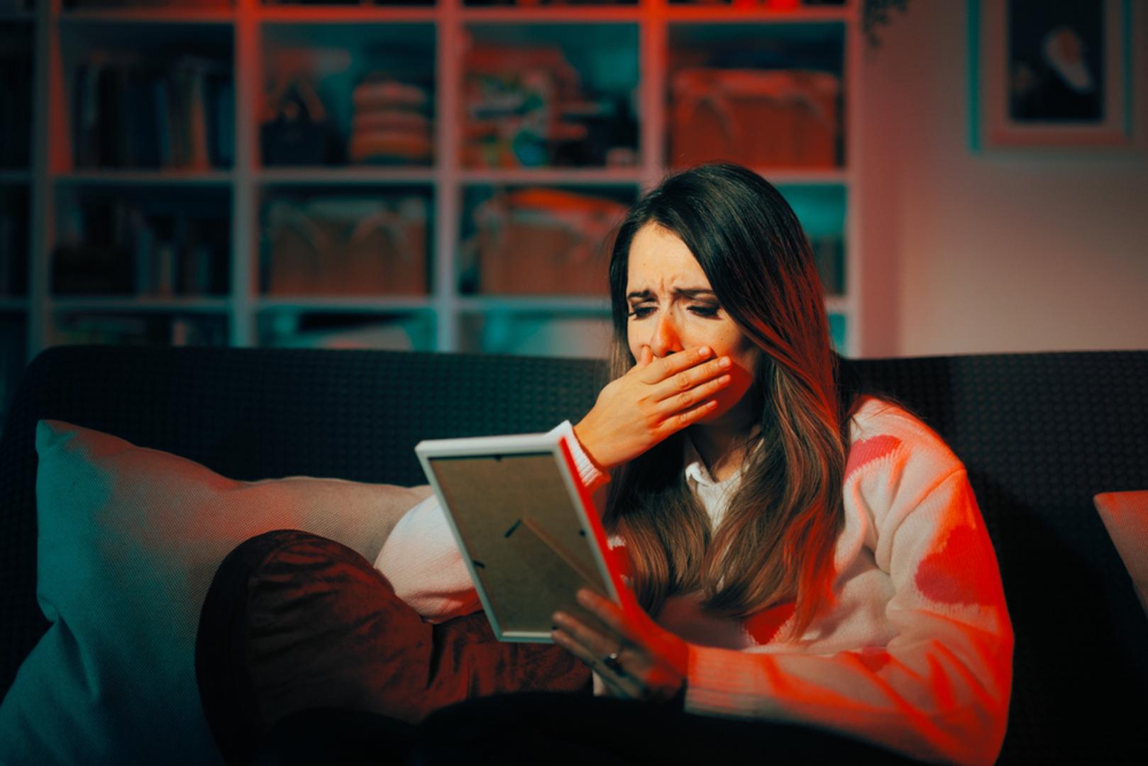 1. Riješite se fizičkih uspomena
Predmeti, fotografije, poruke ili čak određene lokacije mogu vas vraćati u prošlost i otežavati vam emocionalni oporavak. Ne morate ih se riješiti zauvijek, ali je korisno spremiti ih izvan vidokruga, primjerice u kutiju ili digitalnu arhivu. Na ovaj način umanjujete broj „emocionalnih okidača”, tj. okolnih smetnji koje će vas emocionalnu umarati.