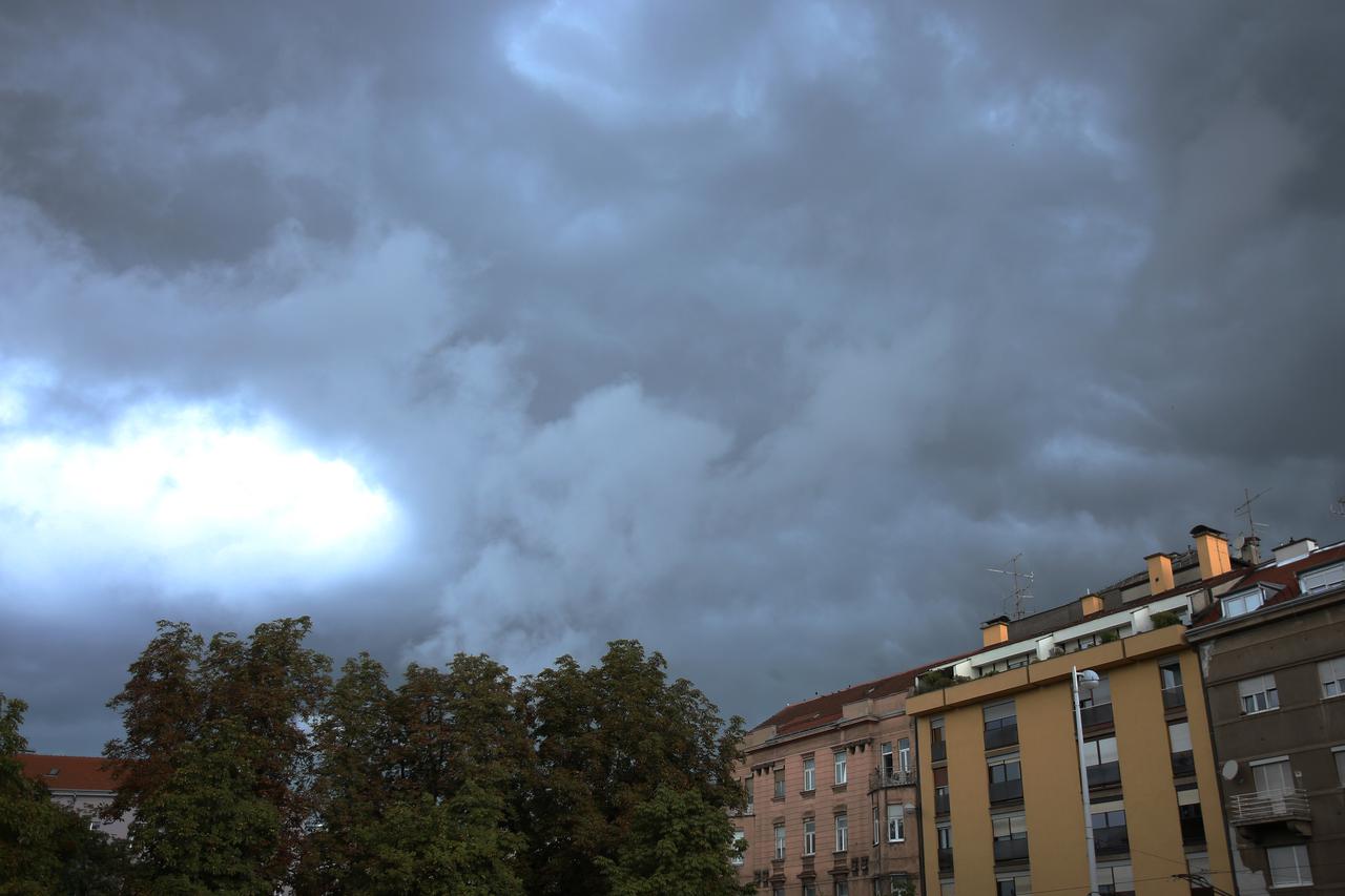 Tmurni oblaci nadvili se nad Zagrebom