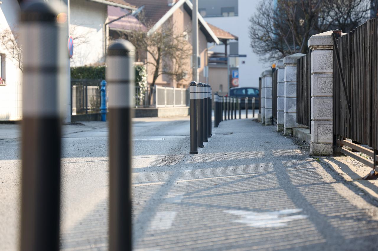 Zagreb: Postavljeni stupići u Hrelićkoj ulici