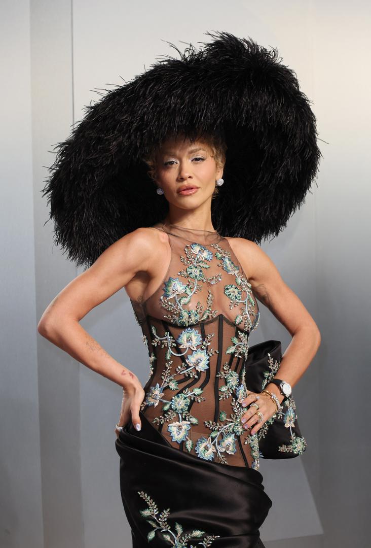 Golemi crni šešir od perja dominirao je cijelom kombinacijom i preko noći postao glavna tema modnih rubrika, no na domaćoj sceni potaknuo je i šuškanja o kopiranju.