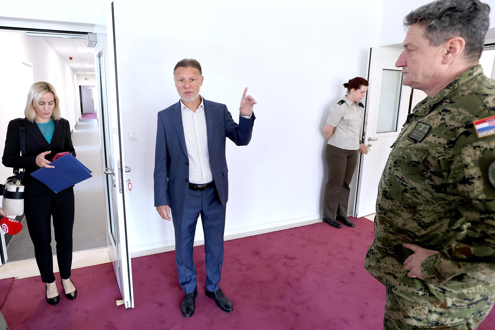 Upitali su novinari šefa Sabora hoće li sada, u manjim prostorijama, još više do izražaja doći svađe saborskih zastupnika. "Možda će se zbližiti neki koji su bili udaljeni i možda se dogode iznenađujuće ljubavi", našalio se Jandroković.