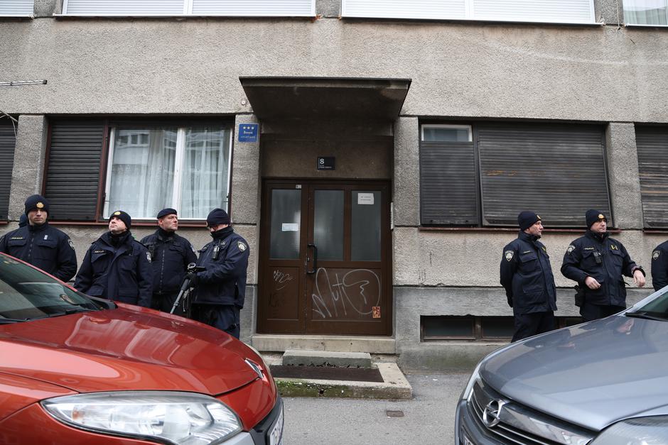 Prosvjednici  su stigli pred stan Tomislava Tomaševića i najavili  da će pjevati Thompsonove pjesme 