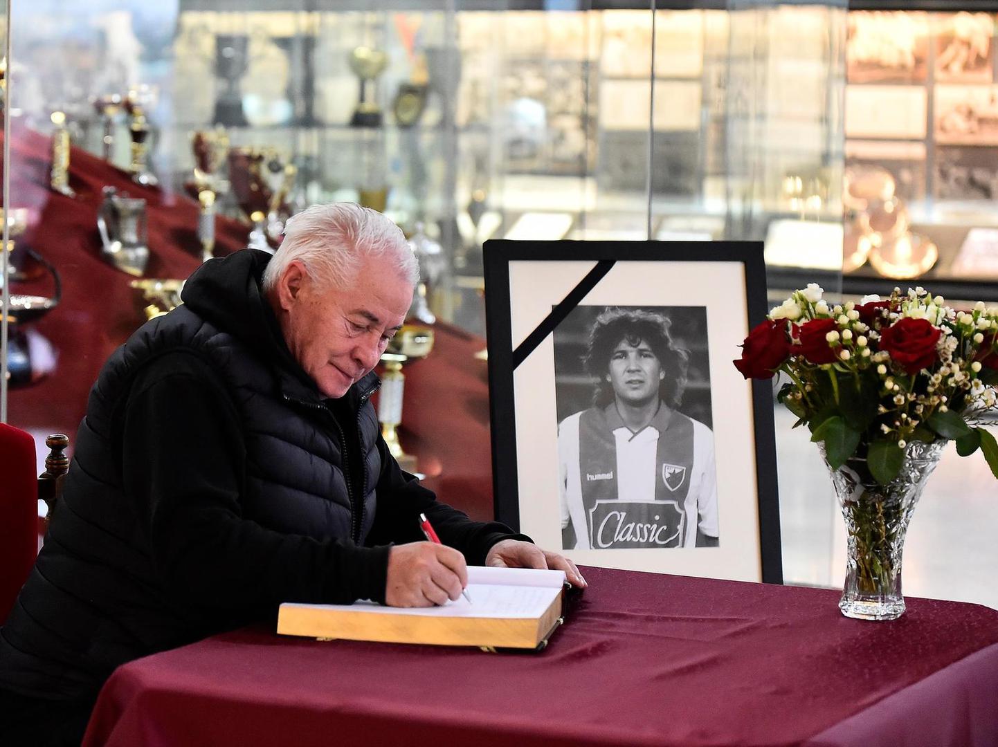 17, December, 2022, Belgrade - The book of mourning on the occasion of the death of Sinisa Mihajlovic was opened in the Red Star FC Museum.    17, decembar, 2022, Beograd - Knjiga zalosti povodom smrti Sinise Mihajlovica otvorena je u Muzeju FK Crvena zvezda.     Photo: FK Crvena zvezda/ATAImages/PIXSELL