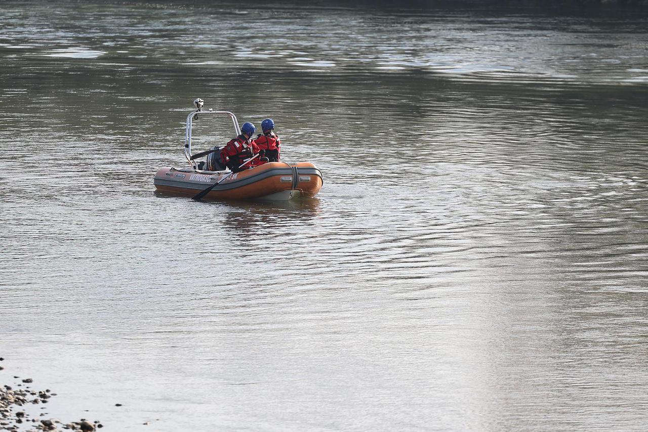 Zagreb: Ronici JVP-a Zagreb pretražuju rijeku Savu u potrazi za nestalom osobom