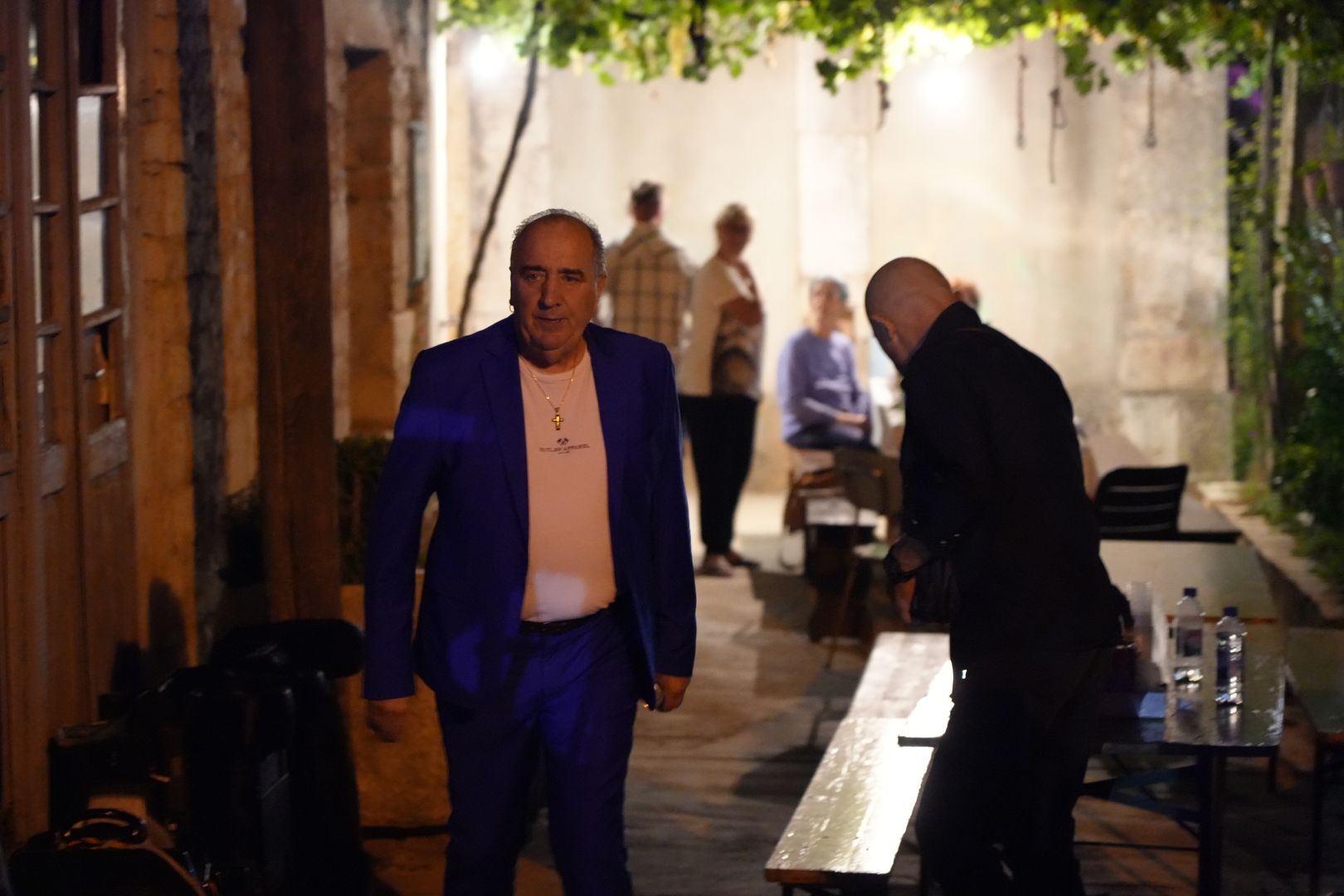  Najavljujući "pjesmu koju jako vole djeca", a riječ je o hitu Crveni Ferrari, pjevač se našalio kako ima "još 24 dana do povratka vozačke" aludirajući pritom na alkohol tako da se u njegovim rukama sinoć na pozornici moglo vidjeti samo energetsko piće u crvenoj limenci.