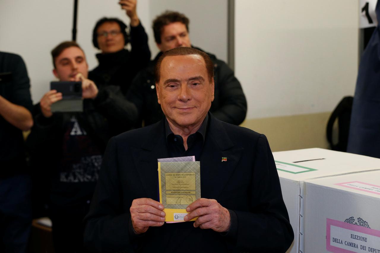 Gola aktivistica skočila pred Berlusconija