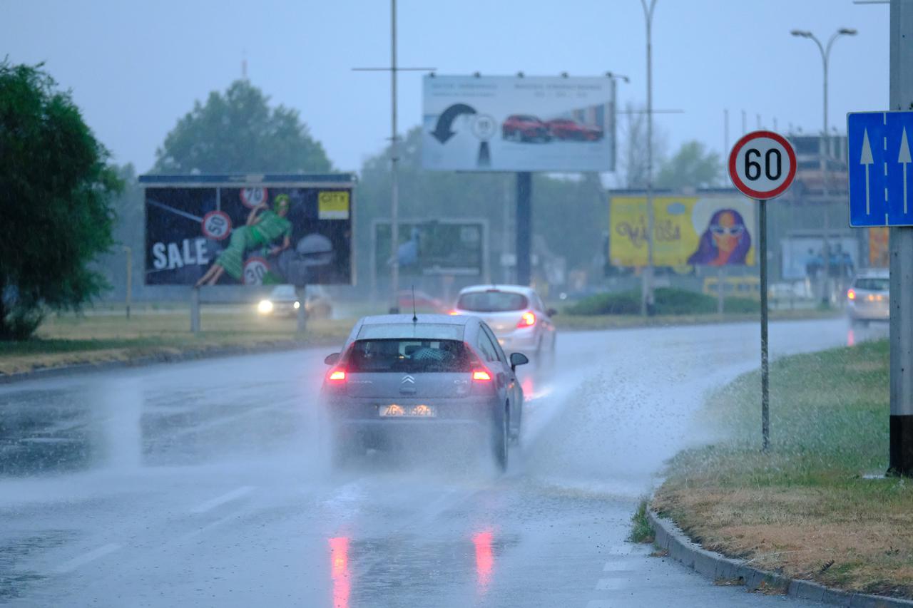 Grmljavina i kiša u večernjim satima zahvatila Zagreb