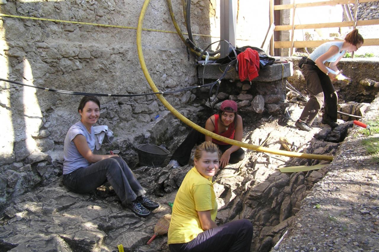 'zagorje - 11. 08. 2010.,Lobor, Hrvatska - Nastavljena su istrazivanja na arheoloskom lokalitetu Majke Bozje Gorske, i to na istocnom, jugoistocnom dijelu juznog dijela cinktora, rade studenti arheolo