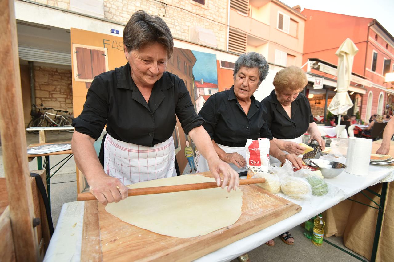 05.07.2015,. Fazana - Turisticka zajednica Opcine Fazane u suradnji s ugostiteljima s organizirala je Festu od kuzine kojom se promovira tradicija istarskih jela, uz prikaz starih zanata i obicaja vezano uz istarsko ognjisce. Photo: Dusko Marusic/PIXSELL