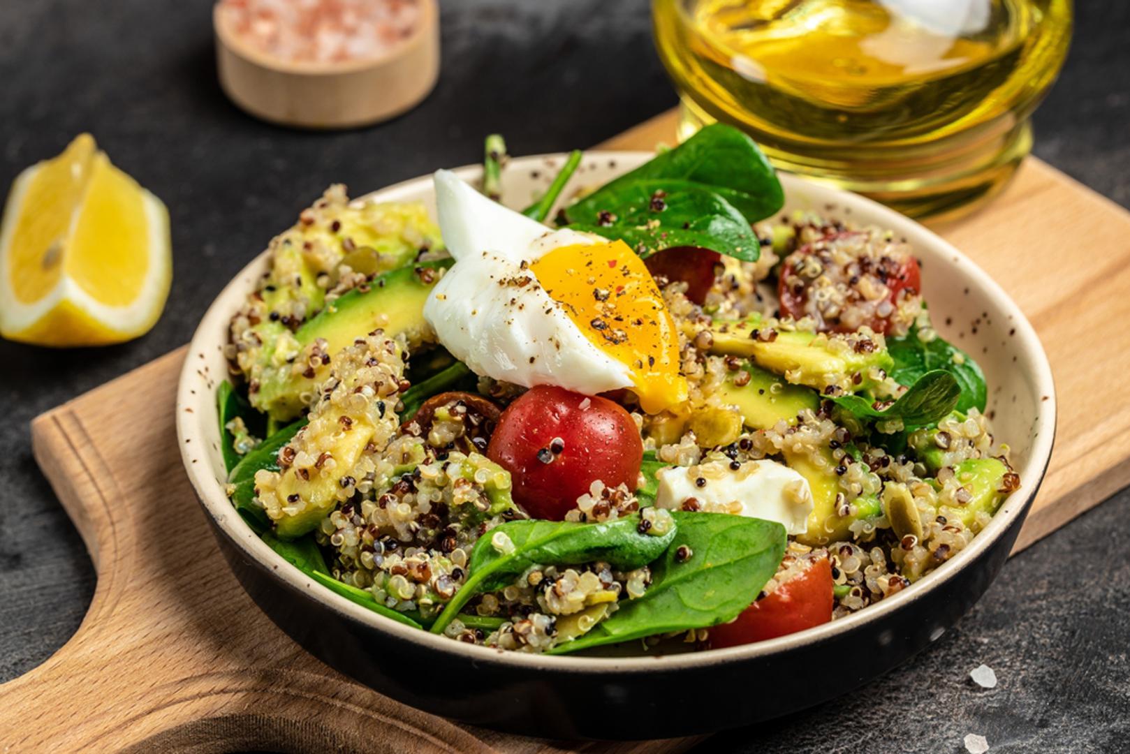 Kada hranu bacimo, uz nju bacamo i vodu, energiju, rad te novac uložen u proizvodnju i prijevoz. Procjenjuje se da trećina proizvedene hrane nikad ne završi na tanjuru, dok istodobno mnogi nemaju redovite obroke. Dobra vijest je da promjena počinje u našim hladnjacima i navikama. Evo kako je pokrenuti.