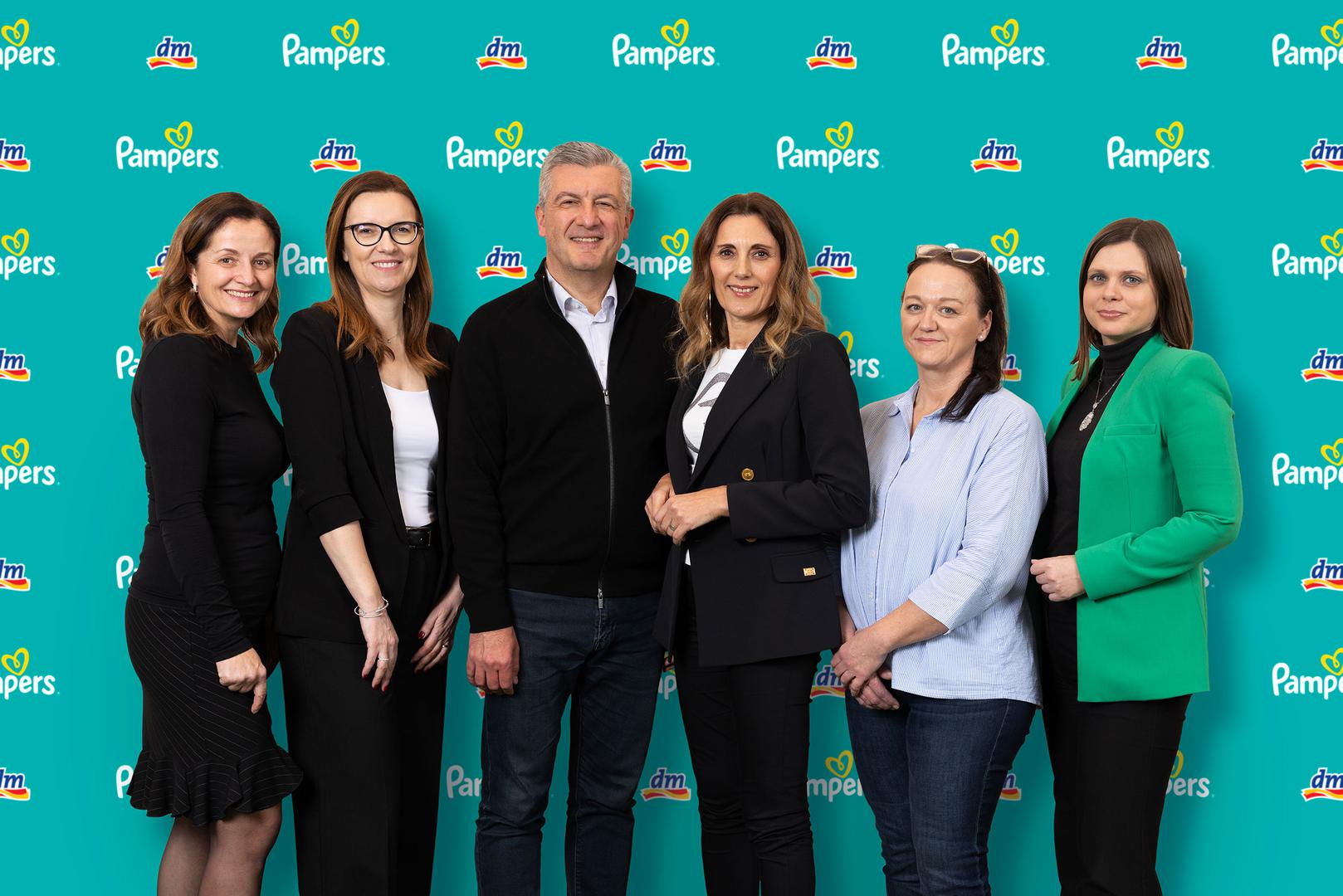 prof. dr. sc. Joško Markić i nasl. izv. prof. dr. sc. Katarina Pavičić Dokoza s predstavnicima dm-a i P&G-a