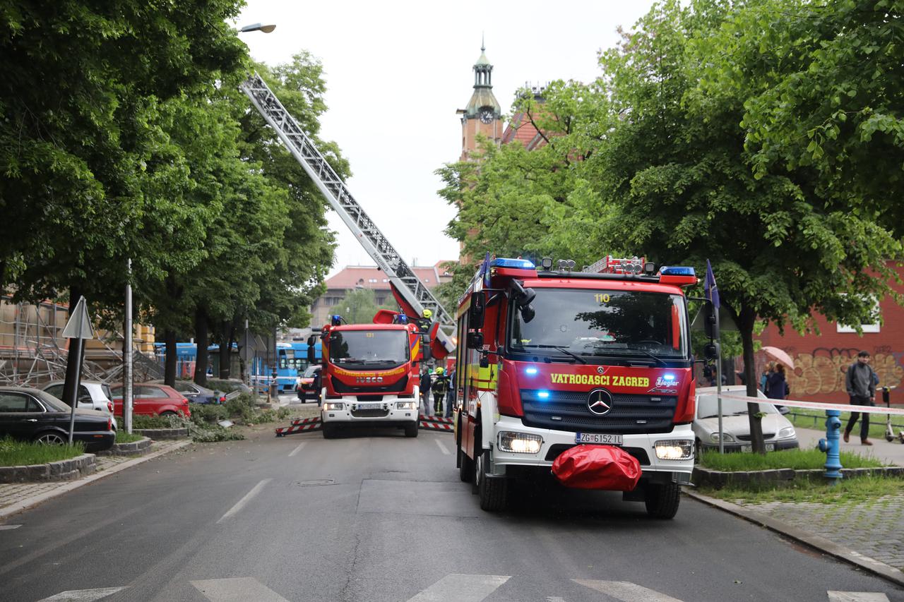 Zagreb: Skela i dio zgrade urušili se na automobile u Klaićevoj ulici