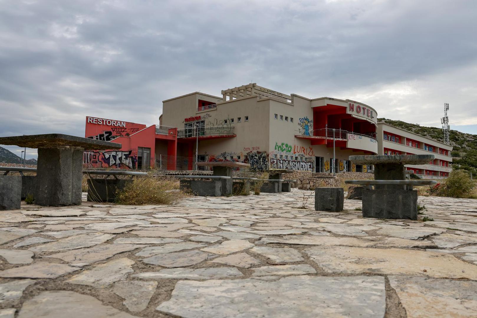 Objekt na lokaciji s golemim potencijalom, u blizini krškog fenomena Tulovih greda, postao je ruglo uz jednu od najvažnijih državnih prometnica.