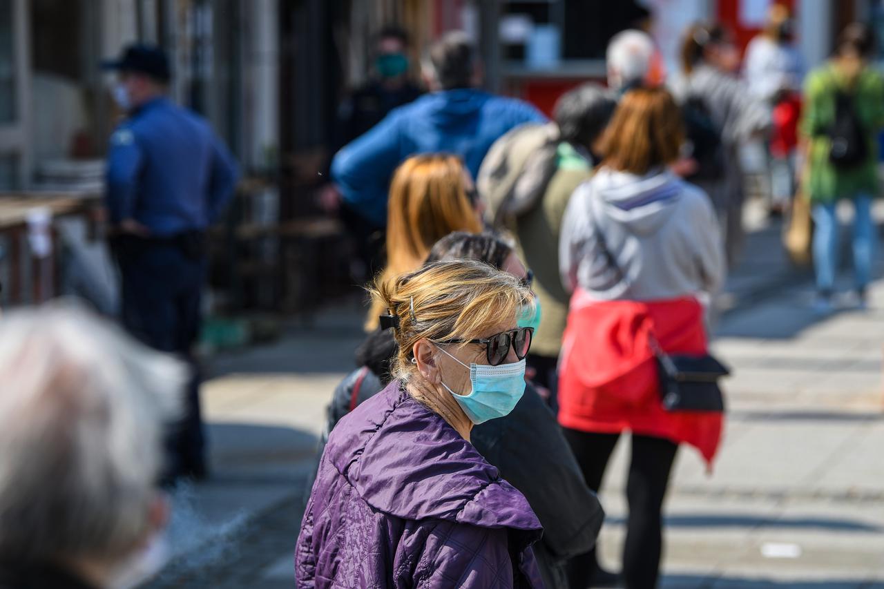 Zagreb: Velike gužve i redovi na Trešnjevačkom trgu i placu