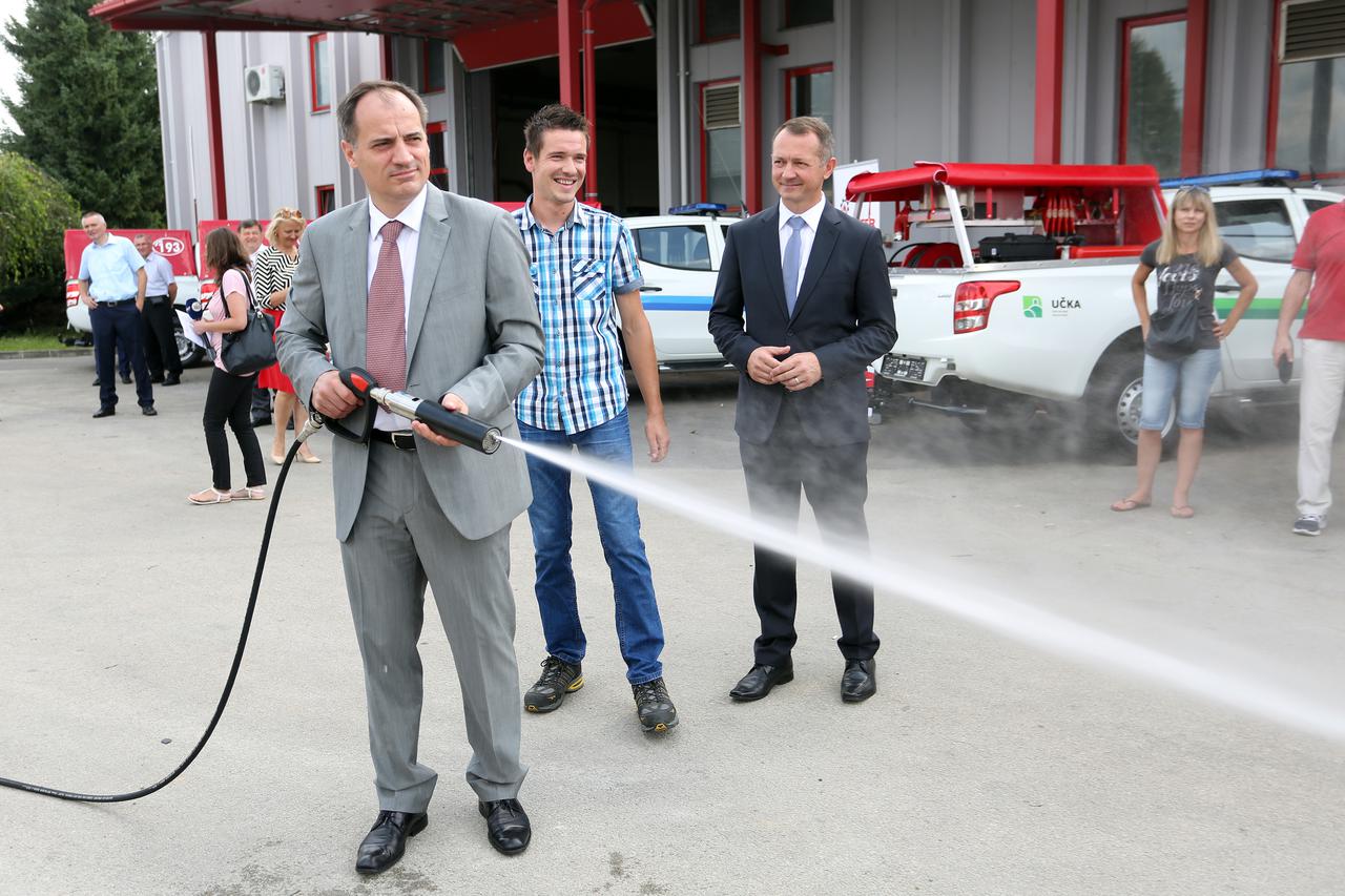 25.07.2016., Ozalj - Tvrtka Flammifler iz Ozlja isporucila je 8 lakih navalnih vozila Ministarstvu zastite okolisa i prirode koja ce biti isporucena nacionalnim parkovima i parkovima prirode. Vrijednost vozila je 3 milijuna kuna, a preuzeo ih je  ministar