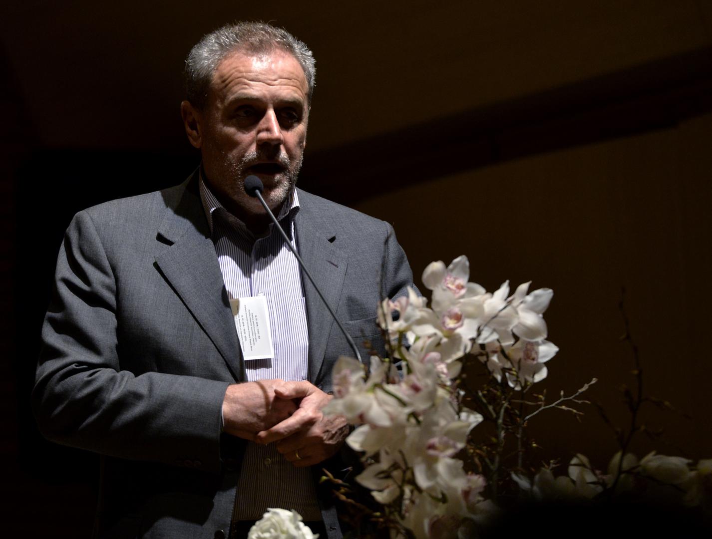 Dodijeliti počasni doktorat osobi koja se nikada nije trudila zračiti akademskim habitusom namjeru koja je možda i dobra pretvara u sprdnju