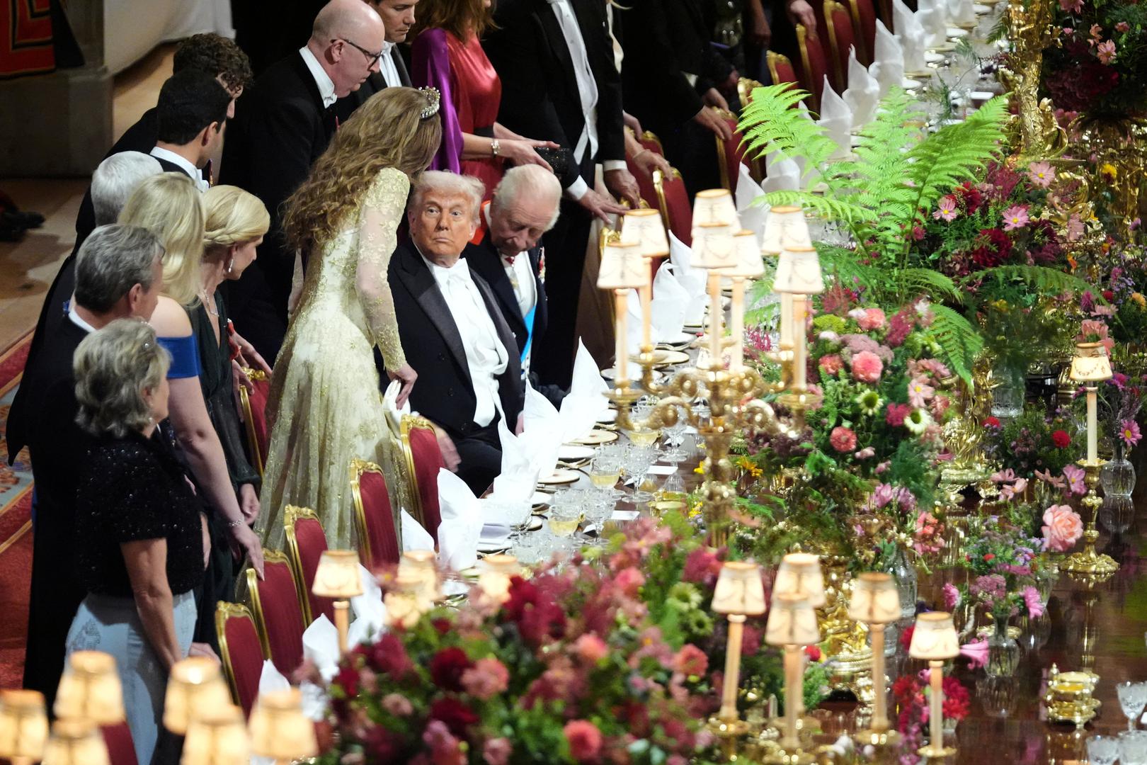 U središtu pozornosti u velikoj dvorani dvorca Windsor, za stolom dugim 42,32 metra, okupilo se 160 uzvanika, uključujući članove britanske kraljevske obitelji, američku delegaciju te istaknute ličnosti poput izvršnog direktora Applea Tima Cooka i Sama Altmana iz Open AI-a. 