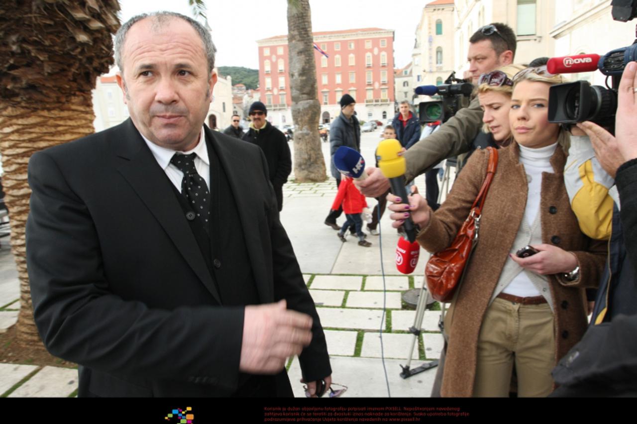 '22.01.2012., Split - Zeljko Kerum obratio se novinarima nakon glasovanja na referendumu o ulasku Hrvatske u Europsku uniju i objasnio zasto je za ulazak drzave u EU.   Photo: Ivo Cagalj/PIXSELL'