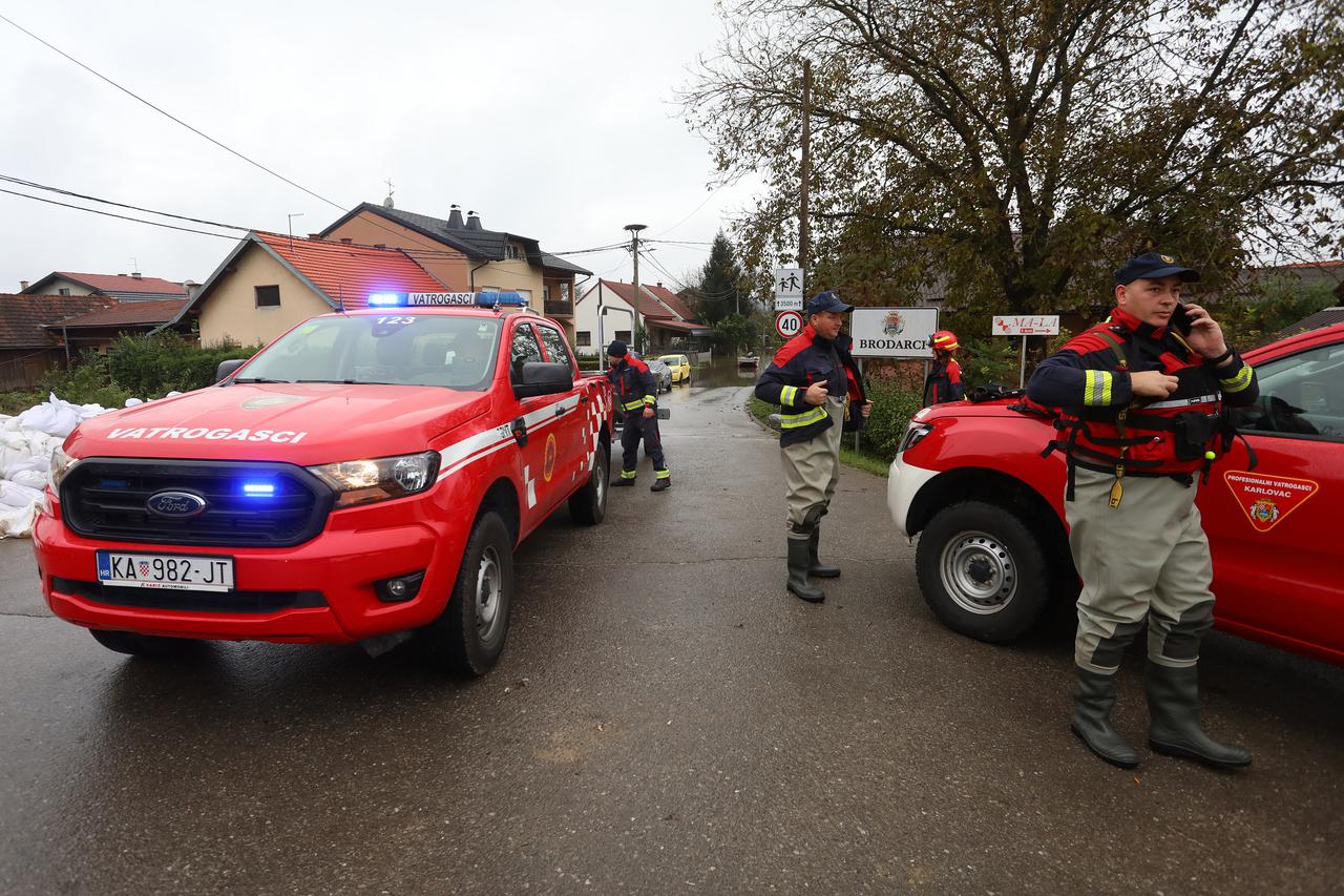 Poplavljeno naselje Brodarci uz rijeku Kupu, stanovnici spašavali  životinje 